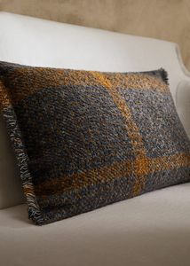 Fringed contrasting cushion case 40x60cm på tilbud til 39 kr. hos Mango