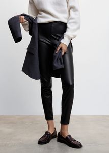 Leather-effect leggings with split hems på tilbud til 199 kr. hos Mango